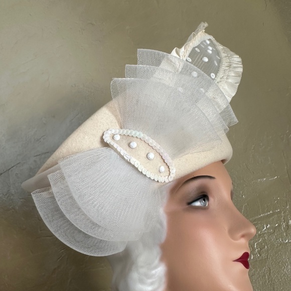 ADORABLE 1970s' IVORY FELT HAT + WHITE MESH, GROSGRAIN & SEQUIN TRIM - Picture 3 of 14